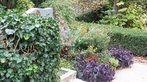 Tombe fleurie au cimetière de Giverny (27). © Léna Hespel